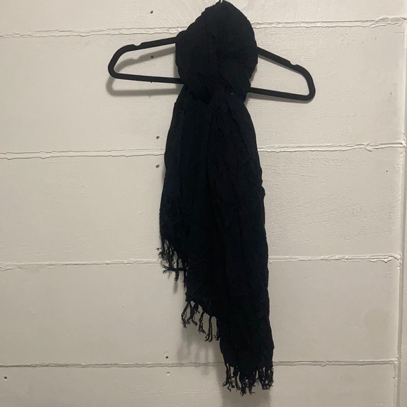 Black tasseled scarf - Picture 1 of 4